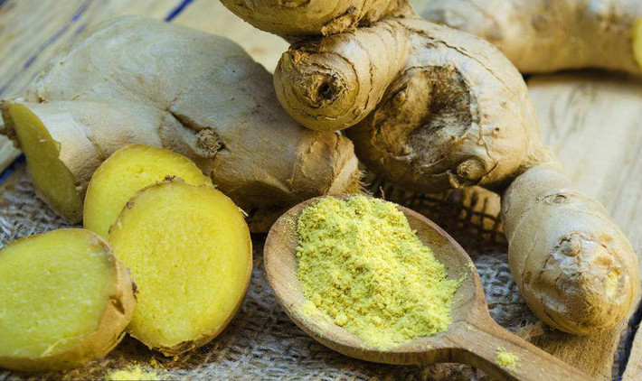 Mỗi ngày dùng 4-5 lát gừng tươi mỏng, buổi sáng pha nước nóng uống, sau đó cho bã gừng vào miệng nhai rồi nuốt. Mùi vị của gừng sẽ tan trong miệng lan đến dạ dày và khoang mũi kích thích vị giác. Ảnh: paixin.