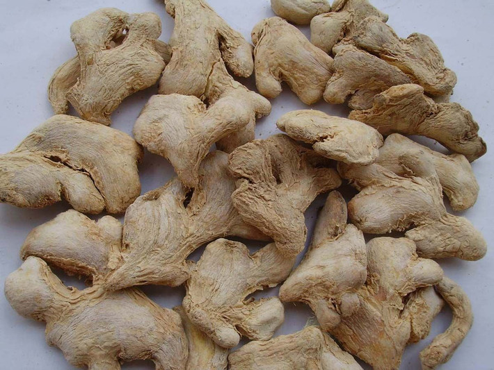 Nguyên liệu: 1 con cá chép khoảng 500g, gừng khô, kỷ tử mỗi thứ 10g. Cá chép mổ sạch cho gừng khô, kỷ tử vào trong bụng cá. Đun nước sôi cho thêm muối và rượu để khử mùi tanh của cá, sau đó cho cá vào ninh lửa nhỏ cho thật mềm. Ảnh: tmyy.