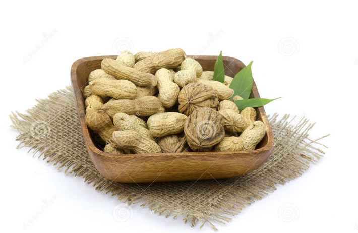 Canh lạc nấu táo đỏ: Nguyên liệu: 30g lạc, 10 quả táo đỏ, 5 quả long nhãn. Cho tất cả nguyên liệu vào nồi cho nhiều nước, đun lửa lớn cho sôi bùng, sau đó dùng lửa nhỏ hầm mềm là được. Ảnh: dreamstime.
