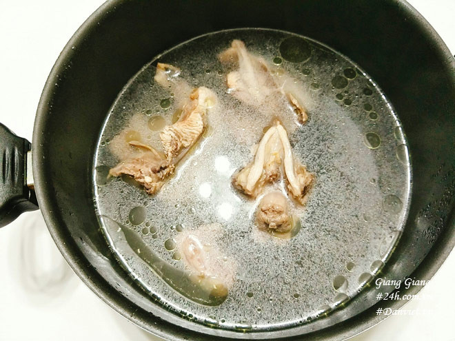 Bước 1: Thịt ức gà đem rửa sạch rồi chần sơ qua nước sôi, vớt ra rửa lại sau đó cho nước vào nồi cùng với xương ức gà hầm lấy nước dùng.
