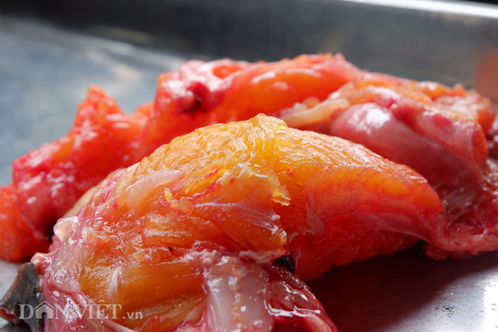 Thịt cá chiên rất đặc biệt, màu vàng, toàn bộ thân mình không có xương dăm. Chỉ có xương sống chạy dài từ đầu đến đuôi cá. Thịt rắn chắc, càng to càng chắc.