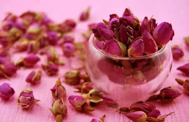 Thêm hoa hồng vào nước: Trà hoa hồng thơm dịu, nước trà trong, vị thoang thoang, hơi ngọt hơi đắng. Khi cơ thể căng thẳng, áp lực khiến tâm trạng bất an sẽ dẫn đến gan hỏa. Ảnh: sohu.