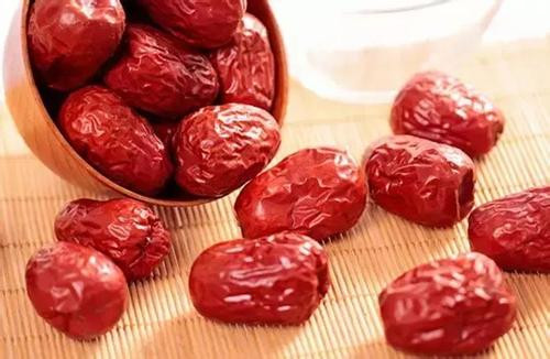 Thêm táo đỏ và nước uống: Theo Đông y, nước táo đỏ rất giàu dinh dưỡng, bổ máu. Khi pha táo đỏ với nước sôi, chất dinh dưỡng có trong táo đỏ sẽ tan trong nước, giúp gan hấp thu vitamin và vi khoáng có trong táo đỏ dễ hơn. Ảnh: diyitui.