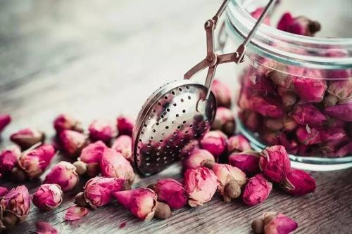 Nên nghỉ ngơi vài ngày, thư giãn thả lỏng cơ thể, uống thêm trà hoa hồng sẽ giúp dưỡng ga, an thần và tiêu trừ mệt mỏi hiệu quả. Ảnh: zhuzhou.