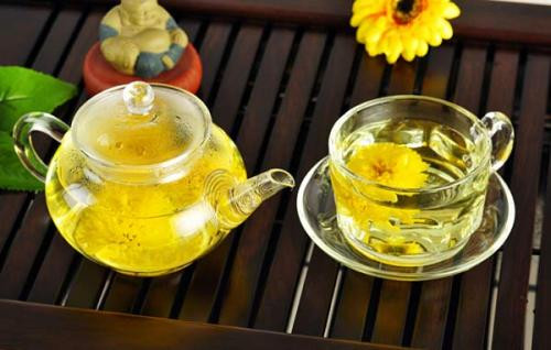 Thêm hoa cúc vào nước: Hoa cúc là một loại trà hoa, có vị hơi đắng, nhưng lại có tác dụng dưỡng gan tuyệt vời. Uống trà hoa cúc giúp thanh nhiệt, sáng mắt, thanh nhiệt, giải độc. Ảnh: cy8.