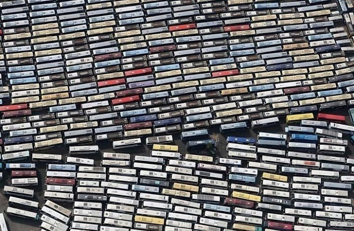 Những chiếc xe buýt trong mùa hành hương ở thánh địa Mecca xếp sát nhau trông giống như những cuộn băng cát xét đầy màu sắc khi chụp từ trên cao.