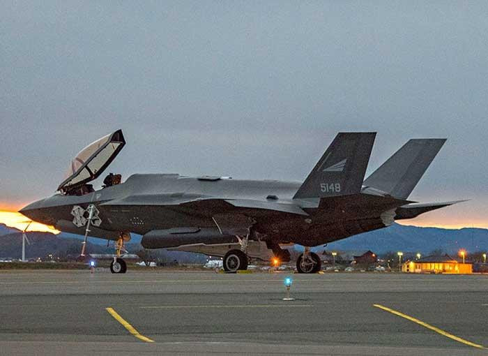 Tổng cộng Na Uy dự kiến mua của Mỹ 52 chiếc tiêm kích F-35 để thay thế cho các tiêm kích F-16 vốn dĩ đã quá tuổi trong lực lượng không quân nước này. Tuy nhiên rất có thể việc thiếu nhân lực sẽ khiến một số lượng lớn trong số 52 chiếc này phải bị cất kho, không thể vận hành được. Nguồn ảnh: Skinnarland.