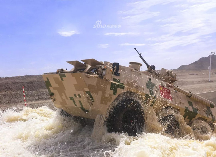 WZ-551 được thiết kế bởi Norinco và có tên Hán Việt là Giang Hồng. Loại thiết giáp này đã được phục vụ trong biên chế quân đội Trung Quốc suốt từ năm 1995 tới nay. Nguồn ảnh: Sina.