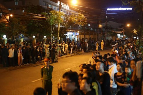 Biết tin máy bay chở ông Nguyễn Bá Thanh về nước sẽ hạ cánh lúc 21h, người dân Đà Nẵng chuẩn bị đi đón từ rất sớm. Dọc đường từ sân bay đến bệnh viện, bà con đứng chờ để thấy đoàn xe chở ông Nguyễn Bá Thanh. Ảnh: Vũ Sơn.