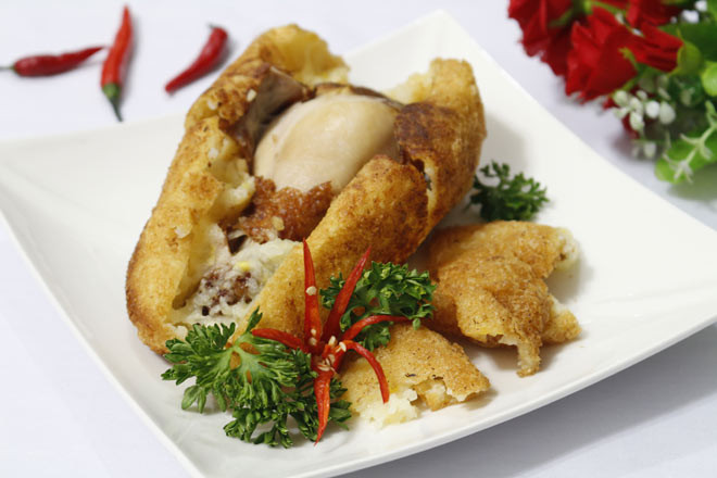 Chuẩn bị nguyên liệu làm đùi gà bó xôi: - 250gr gạo nếp - 80gr đậu xanh không vỏ - 1 chút muối - 3 thìa nước cốt dừa - 2 cái đùi gà - 1 thìa cà phê bột tỏi - 1 chút ngũ vị hương - 1 chút tiêu - 1 chút hạt nêm - Dầu ăn - Vài thìa mỡ hành, nếu thích