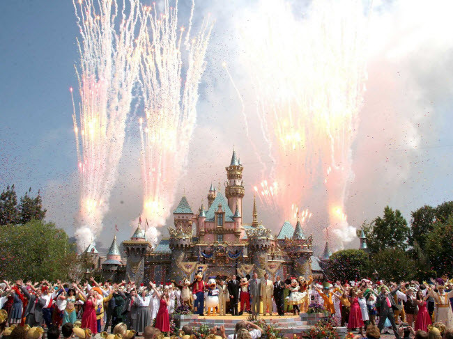 Tháng 9 - Anaheim, Mỹ: Thành phố này không nằm trong danh sách “địa điểm du lịch giá rẻ”, tháng 9 là mùa thấp điểm ở đây. Giá vé máy bay giảm khoảng 260 USD, trong khi giá thuê phòng khách sạn dao động khoảng 100 USD/đêm.