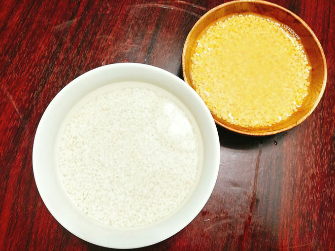 Hướng dẫn cách làm đùi gà bó xôi: - Bước 1: Gạo nếp đem vo sạch sẽ rồi ngâm nước qua đêm cho gạo mềm, đỗ xanh cũng vo sạch nhưng chỉ cần ngâm 3-4 tiếng là được. 2 nguyên liệu này sau khi ngâm xong thì đổ ra và sả lại nước cho sạch, để ráo nước.