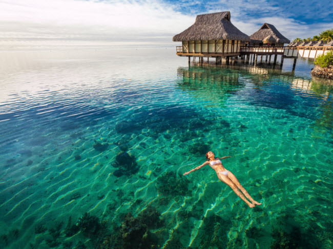 Tháng 7 - Tahiti, Polynesia thuộc Pháp: Tới Tahiti vào tháng 7, du khách có cơ hội tận hưởng thời tiết ấm áp với nhiệt độ 29 độ C. Ngoài ra, đây cũng là mùa khô tại hòn đảo này, nên bạn không cần lo lắng nhiều về mưa.