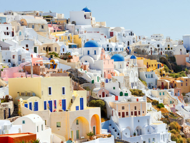 Tháng 10 - đảo Santorini, Hi Lạp: Mùa du lịch cao điểm ở Hi Lạp kết thúc trước tháng 10 hằng năm, nên đây là thời điểm thích hợp để khám phá vẻ đẹp tiềm ẩn của hòn đảo Santorini mà không tốn nhiều chi phí.