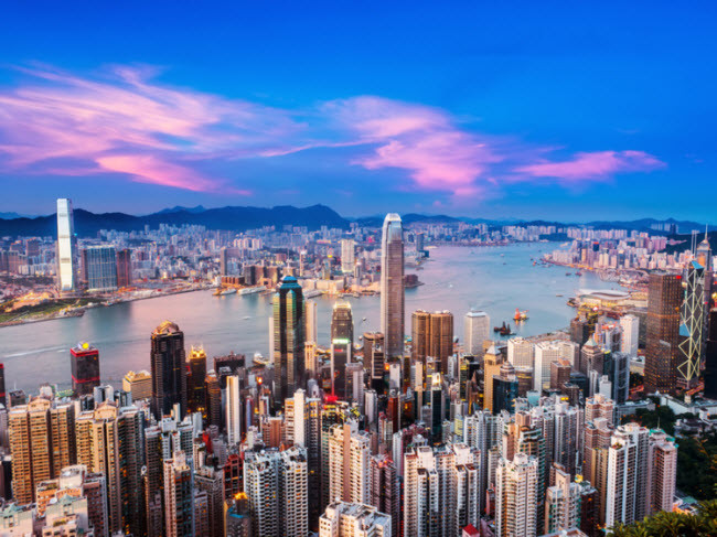 Tháng 11- Hong Kong: Trong khi phần lớn du khách tới đây để mua sắm và chiêm ngưỡng các tòa nhà cao tầng, ít người biết rằng địa điểm này cũng nổi tiếng với các tuyến đi bộ khám phá thiên nhiên tuyệt đẹp.