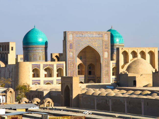 Tháng 5 - Bukhara, Uzbekistan: Vào tháng 5 hằng năm, thành phố Bukhara dường như trở lại thời hoàng kim với lễ hội Tơ lụa và Gia vị. Du khách có thể xem các điệu múa truyền thống, đồ thủ công, trình diễn thời trang và thưởng thức ẩm thực đa dạng.