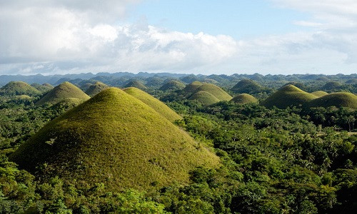 1. Dãy đồi Chocolate Nằm trên đảo Bohol ở Philippines, những ngọn đồi lớn có hình nón và hình kẹo sô cô la chóp phủ đầy cây cỏ xanh ngắt dường như được hình thành từ bàn tay của một người khổng lồ. Theo truyền thuyết địa phương, địa danh nổi tiếng này từ giữa những năm 1250 và 1776 và chúng chính là những giọt nước mắt của người khổng lồ. Những gò đất siêu thực này được gọi là Chocolate Hills vì trong mùa khô, cỏ bao phủ biến chúng thành màu sô-cô-la phì nhiêu.