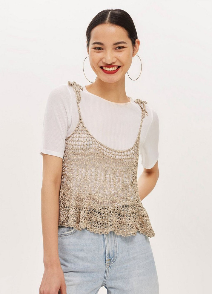 Chỉ cần một chút biến hóa với chiếc áo len móc hai dây, bạn đã có thể có được set đồ phóng khoáng nhưng vẫn phù hợp để mặc đi làm hàng ngày.