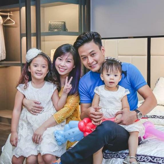 Sự tháo vát, tính cách lạc quan và nụ cười rạng rỡ của Anh Đào đã khiến Hồng Đăng tự hào. Anh tâm sự thêm: "Nhím, Kẹo ảnh hưởng nhiều nhất từ mẹ chắc là thần thái… ngoài đời ai nhìn nhà mình chẳng khen vợ đẹp, con xinh mà phải thừa nhận luôn thấy vợ cười, con tươi, nên cả nhà đi đến đâu là rộn ràng đến đấy… chưa kể bạn ấy còn khéo bày lắm trò trêu 3 bố con... Năng lượng tích cực đó đã giúp vợ một tay ôm cả thế giới từ việc nhà đến việc hàng quán một cách phải gọi là bình tĩnh, và nó lan tỏa đến mình mỗi ngày… nên đôi khi về nhà thấy vợ con ngồi xem TV trông bố mà nụ cười vẫn tươi rói là chẳng buồn chi mà than mệt…
