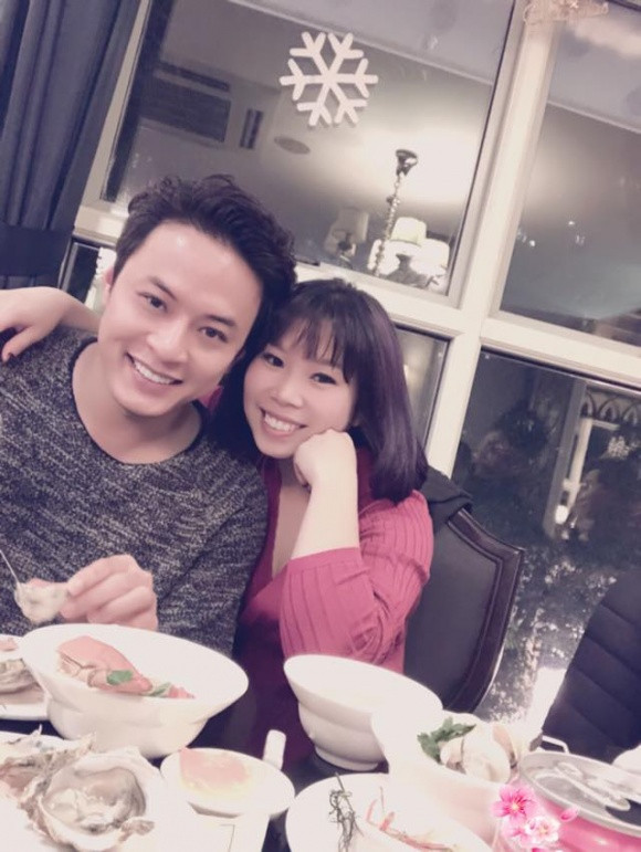 Chỉ mấy điều này thôi mình đã thấy cô ấy đẹp rồi, chẳng cần vòng eo 56, cằm V-line, mắt to mũi cao làm gì nó xa xỉ. Phụ nữ đẹp hay không còn thể hiện ở cách họ sống, đối nhân xử thế, cách làm vợ, làm mẹ, cách họ yêu thích chính bản thân mình nên thôi đừng phán xét vẻ ngoài, các bà ấy đã đủ nỗi lo rồi các bác ơi...tôi chỉ cần có vợ bên cạnh và là cánh tay phải hỗ trợ bố con tôi là được... ta sinh ra đâu có quyết định được mình đẹp hay không, nhưng mình có quyền lựa chọn cách sống đẹp - ngưng phán xét người khác hay sống chi li - luôn tìm cách soi mói vẩn vơ ... Tóm lại là vợ mình chỉ cần là “hoa khôi” trong mắt tôi và là “nữ hoàng” của hai công chúa nhà mình là được, chả cần ai phán xét nhé".