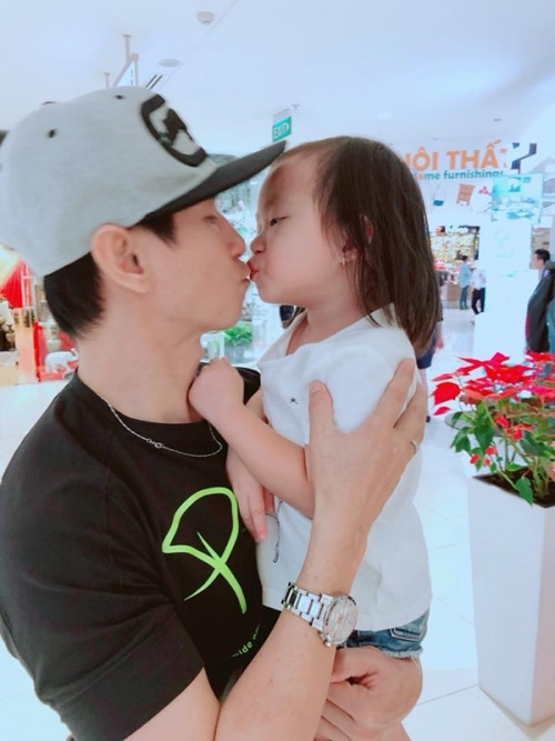 Khoảnh khắc tình cảm của cha con Lý Hải, tuy gia đình đông quân số nhưng ông bố nổi tiếng luôn san sẻ đầy đủ yêu thương cho những nhóc tì nhà mình.