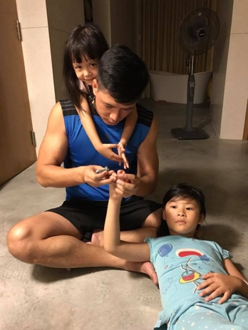 Ai mà không “rung rinh” trước hình ảnh cặm cụi chăm con này của Bình Minh? Ăn đứt cả những lần xuất hiện chỉn chu, lịch lãm trước công chúng nhỉ?!