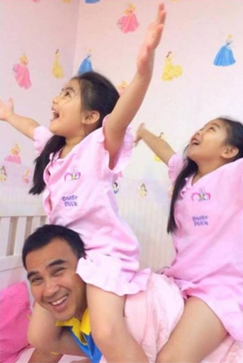 “Nhong nhong nhong, cha làm con ngựa để cho con lên cưỡi trên lưng. Nhong nhong nhong, cha làm con ngựa để cho con vui thỏa tiếng cười”. Bố con Quyền Linh có khiến bạn nghĩ ngay đến bài hát đáng yêu này không?