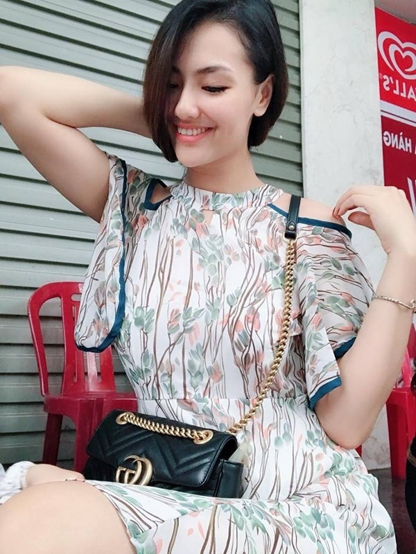 Rời làng giải trí, cựu người mẫu đình đám một thời có cuộc sống yên bình bên gia đình và con gái nhỏ. Gu thời trang của cô cũng kín đáo hơn trước đây.