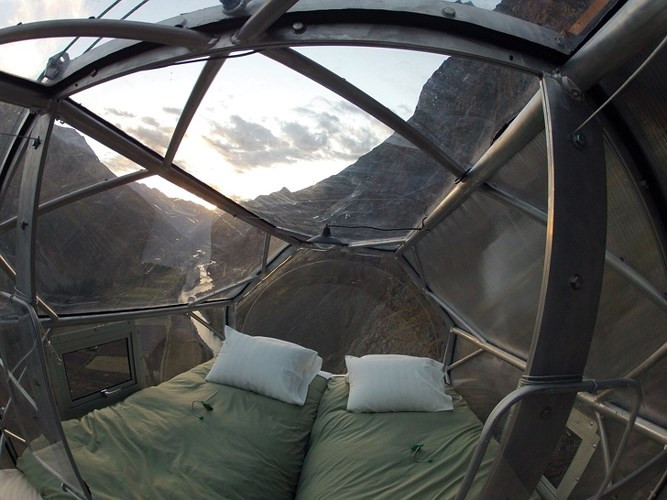 Skylodge Adventure Suites, Peru. Tới đây, bạn có cơ hội để ngủ bên trong một phòng con nhộng sang trọng, hoàn toàn trong suốt ở độ cao hàng trăm mét trên vách đá phía trên thung lũng Sacred.
