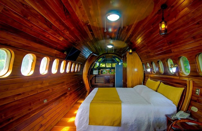 Khách sạn Costa Verde, Costa Rica được cải tiến từ thân máy bay Boeing 727 vào năm 1965, ngay cạnh một khu rừng. Khách sạn nằm ở độ cao 15m, cho phép bạn thưởng ngoạn quang cảnh biển và rừng rậm tuyệt đẹp.