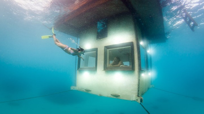 Khu nghỉ mát Manta, Zanzibar. Một trong những phòng đẹp nhất của khách sạn này nằm dưới nước. Khi ở đó, bạn có thể tận hưởng cuộc sống dưới biển và quan sát cá bơi tung tăng ngoài cửa sổ.
