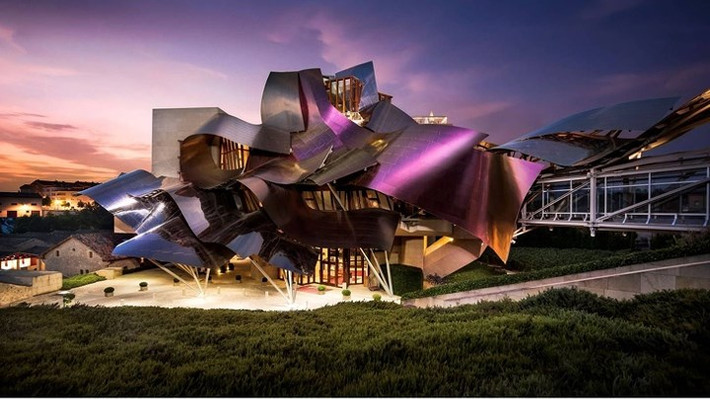 Khách sạn Marqués de Riscal, Tây Ban Nha. Được thiết kế bởi kiến trúc sư người Mỹ Frank Gehry, khách sạn sang trọng này có cửa sổ ngoằn ngoèo, tường gỗ cong, đồ nội thất bọc da và phòng tắm lát đá cẩm thạch, tạo ấn tượng như một tác phẩm nghệ thuật thực sự.