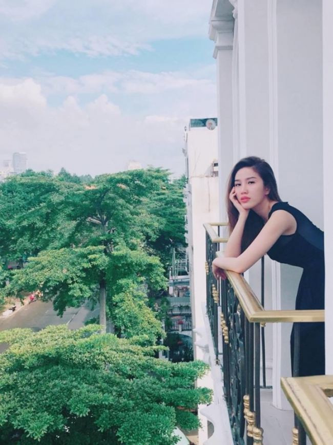 Căn biệt thự nằm ở Quận 7, TP HCM, được anh trai Bảo Thy tự tay thiết kế từng chi tiết. Ban công hướng ra mặt đường nhiều cây xanh, tạo cảm giác thoáng mát và là góc nhỏ được Bảo Thy khá ưa thích.