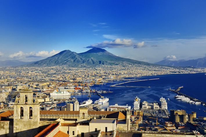 5. Núi Vesuvius Núi Vesuvius được biết đến nhiều nhất với vụ phun trào của nó vào năm 79 sau công nguyên đã dẫn tới sự tàn phá của các thành phố La mã ở Pompeii và Herculaneum, gây ra cái chết của 10.000 đến 25.000 người. Nó đã “bùng phát” nhiều lần hiện nay và được coi là một trong những ngọn núi lửa nguy hiểm nhất trên thế giới vì dân số của 3.000.000 người sống gần đó. Chiều cao của nó đã liên tục thay đổi do phun trào nhưng hiện nay là 1.281 m.