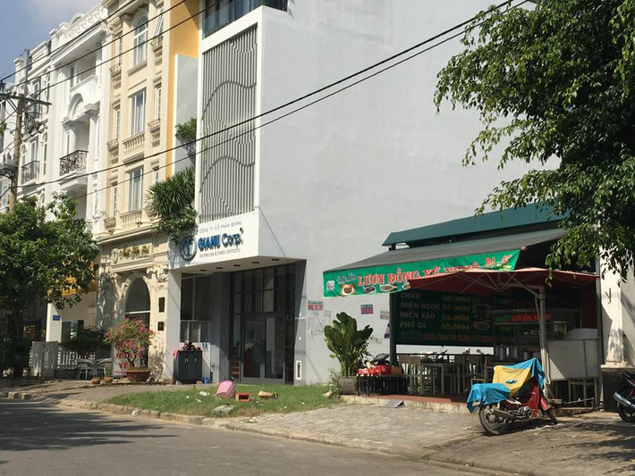 Nhiều lô đất trống xen lẫn giữa khu đô thị Phú Mỹ Hưng được rao cho thuê để làm hàng quán trong thời gian chủ đất chưa xây nhà.