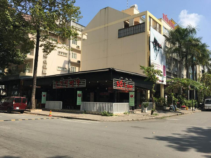 Những lô đất ngay góc 2 mặt tiền là địa điểm thường được cho thuê làm hàng quán tạm bợ.