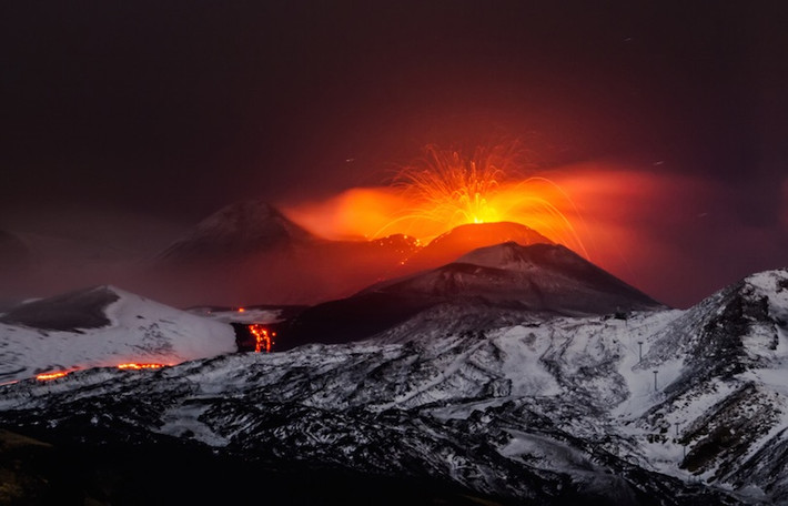 7. Núi Etna Núi Etna là núi lửa hoạt động lớn thứ hai ở châu Âu, hiện đang cao 3.329 m, mặc dù điều này khác với các núi lửa phun trào. Núi này cao hơn 21 mét so với năm 1981. Nằm trên bờ biển phía đông của Sicily, đất núi lửa màu mỡ giúp ích cho nông nghiệp, vườn nho, vườn cây ăn trái trải dài qua các sườn dốc thấp của núi và vùng đồng bằng rộng lớn Catania ở phía nam.