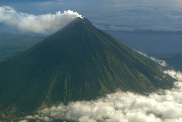 2. Núi lửa Mayon Mayon Volcano được mệnh danh là "Ngọn núi Hoàn hảo" vì hình dạng gần như không có khiếm khuyết của nó. Ngọn núi tuyệt vời này có độ cao trung bình 35-40 độ và được phủ bởi một miệng núi lửa nhỏ. Phía dưới của nó là lớp dung nham và vật liệu núi lửa khác. Mayon hoạt động tích cực nhất trong số những ngọn núi lửa ở Philippines. Ngọn núi này đã bùng nổ hơn 49 lần trong 400 năm qua. Vụ nổ dữ dội nhất của Mayon diễn ra vào ngày 1 tháng 2 năm 1814, nó giống như một vụ đánh bom các thị trấn gần đó bằng các tảng đá núi lửa, giết chết 2.200 người dân địa phương.