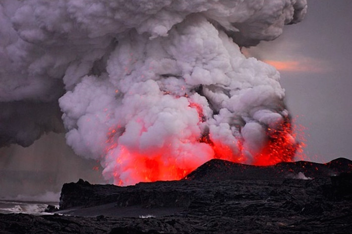 4. Kilauea Kilauea là loài mới nhất của một loạt núi lửa đã tạo ra Quần đảo Hawaii. Đây là một ngọn núi lửa lá chắn rất thấp, rất khác biệt về mặt hình dáng từ đỉnh núi cao, dốc của tầng lớp phản quang. Kilauea là một trong những ngọn núi lửa hoạt động mạnh nhất trên trái đất, một nguồn tài nguyên vô giá cho các nhà nghiên cứu núi lửa. Ba mươi ba vụ phun trào diễn ra từ năm 1952, không bao gồm vụ phun trào hiện nay bắt đầu vào ngày 3 tháng 1 năm 1983 và vẫn đang tiếp diễn.
