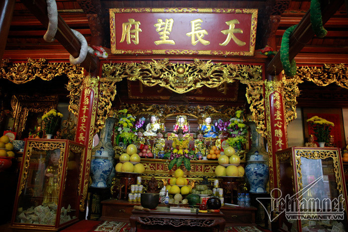 Nơi thờ tự lúc nào cũng hương khói ấm cúng.