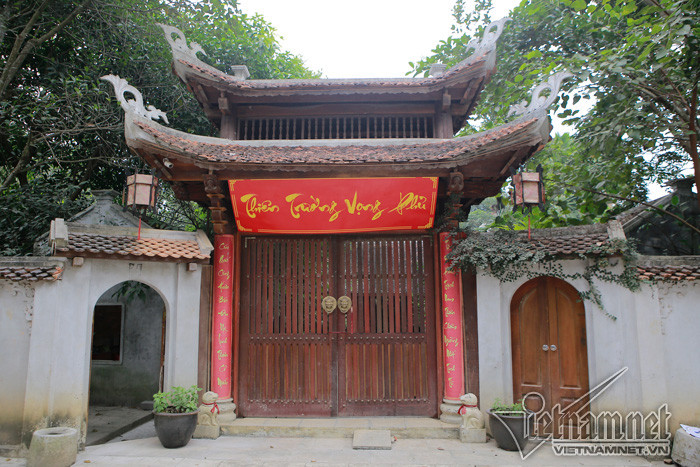 Toàn bộ công trình Nhà thờ Tổ của nghệ sĩ Vượng Râu được làm bằng gỗ, trong đó có những loại gỗ quý như gỗ lim, cẩm lai và sến. Riêng chiếc sập phía trước gian thờ được làm bằng gỗ mít rừng có giá trị khoảng 300 triệu đồng. Tuy khu nhà thờ Tổ này không rộng bằng khu nhà thờ Tổ của nghệ sĩ Hoài Linh nhưng nó cũng là nơi để hầu hết các nghệ sĩ miền Bắc dù có đi đâu diễn thì ngày giỗ Tổ nghề cũng về đây cúi đầu tạ lễ.