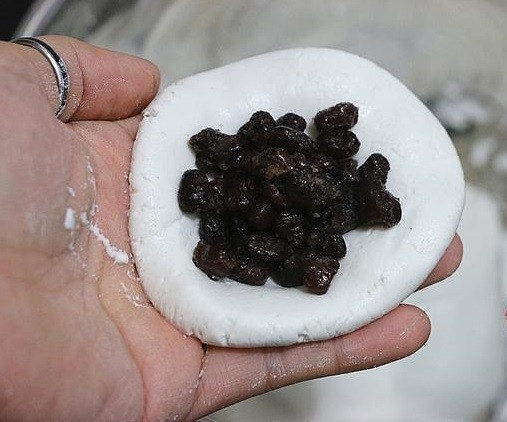 Đậu đỏ sau khi hấp chín, trộn với đường sẽ được sử dụng làm phần nhân bánh. Phần bột sau khi nhào kĩ sẽ được lấy thành từng phần bằng nhau, dàn mỏng và đặt phần đậu đỏ ở giữa.