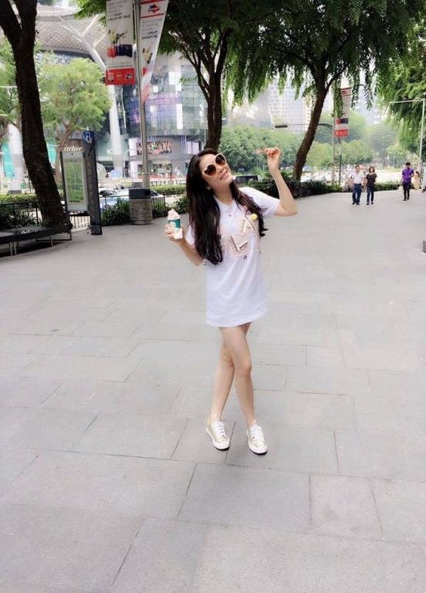 Bước ra khỏi ánh đèn sân khấu, người đẹp vẫn có những giây phút đáng yêu.