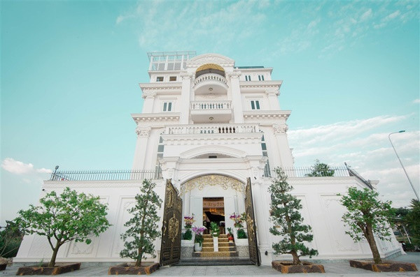 Đạt thành công ở tuổi đời khá trẻ, Lý Nhã Kỳ từ cô gái xuất thân bình dân lột xác trở thành một trong những người phụ nữ quyền lực bậc nhất showbiz Việt. Là tên tuổi nổi bật trong giới giải trí, họ Lý được biết đến qua hình ảnh một doanh nhân, diễn viên, đại sứ du lịch thu hút nhiều sự quan tâm. Nữ diễn viên khiến công chúng sốc trước gia thế của mình khi chính thức công bố hình ảnh về biệt thự do chính cô sở hữu. Được biết, mỹ nhân giàu có Lý Nhã Kỳ từng dành rất nhiều công sức để thiết kế lại toàn bộ không gian nội thất của căn nhà.