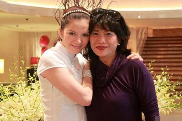 Ngoài ra, nữ diễn viên "Kiều nữ và Đại gia" còn có nhiều mối quan hệ xã hội thân thiết ở nước ngoài. Năm 2009, Lý Nhã Kỳ nhận nữ doanh nhân giàu có của Hồng Kong - Alice Chiu làm mẹ nuôi. Alice Chiu là chủ tịch tập đoàn Henyep đồng thời cũng là chủ tịch quỹ từ thiện quốc tế Sheen Hok.