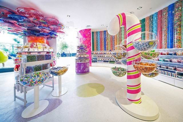 Candylicious, Singapore Tại Resorts World Sentosa, Candylicious cung cấp một không gian lớn và rất sang trọng để trình bày các món ngọt như bánh và kẹo. Shop được thiết kế rất ấn tượng với những cây kẹo giáng sinh khổng lồ bao xung quanh và các bức tường là những bình thủy tinh lớn chứa đầy 250 loại kẹo dẻo. Cửa hàng cũng cung cấp hơn 5.000 sản phẩm khác nhau từ các thương hiệu nổi tiếng như M & M và Hershey's.