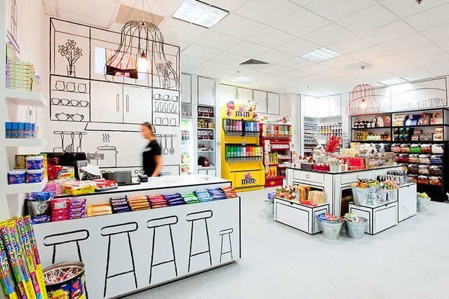 Nhà kẹo, Melbourne, Úc Công ty địa phương Red Design Group đã sử dụng các bản vẽ chi tiết và sử dụng hiệu ứng 2 D để tạo ra môi trường vui tươi của cửa hàng Kẹo này. Nội thất màu đen và trắng trông giống như tác phẩm nghệ thuật, với những mảng màu rực rỡ được cung cấp bởi nhiều loại kẹo của cửa hàng.