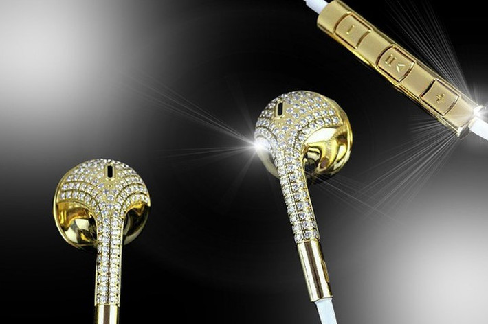 Tai nghe của hãng GOLDSTRIKER trị giá 638 USD được nạm những viên kim cương 24 cara. Theo lời giới thiệu từ nhà sản xuất, âm thanh truyền qua tai nghe này dễ chịu và hay hơn nhiều so với những loại thông thường. (Ảnh: Vietnamnet)