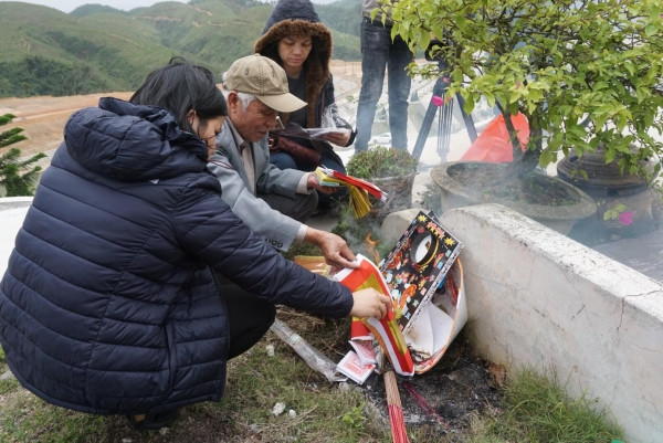 “Tết thanh minh không phải Tết chính nhưng bao hàm nhiều ý nghĩa về cuội nguồn, gợi nhớ tổ tiên, ông bà, cha mẹ, những người đã khuất. Nhân ngày này con cháu có dịp tụ hội, quây quần về cùng nhau tới các phần mộ của các thân nhân của mình để tảo mộ”, đạo đức Thích Trí Thịnh nói.