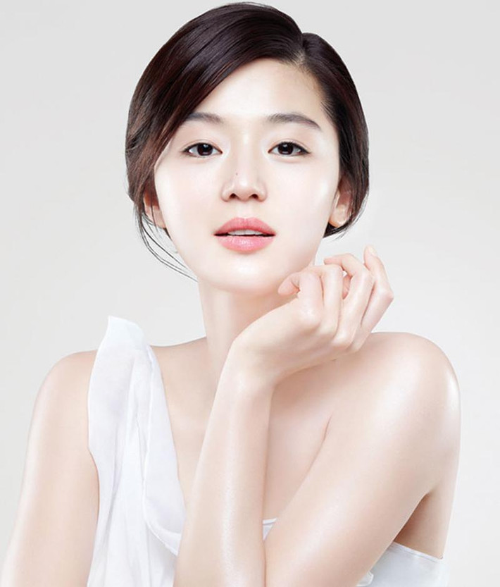 6. Jeon Ji Huyn Để có được làn da không tì vết giống với Jeon Ji Huyn, bạn nên ăn nhiều thực phẩm có chứa Vitamin A. Vitamin A có chưa nhiều trong thịt, cá, trứng sữa và những loại rau, củ mang màu đỏ, vàng, xanh và cam, ...